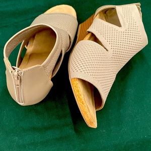 Taupe sandals with TECOMFORT advanced comfort insoles
